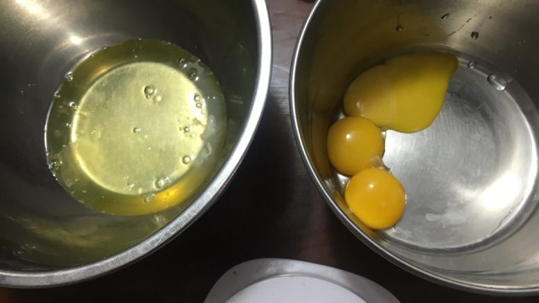 可可海绵蛋糕,分开蛋清蛋黄，确保蛋清盆里无油无水的干净