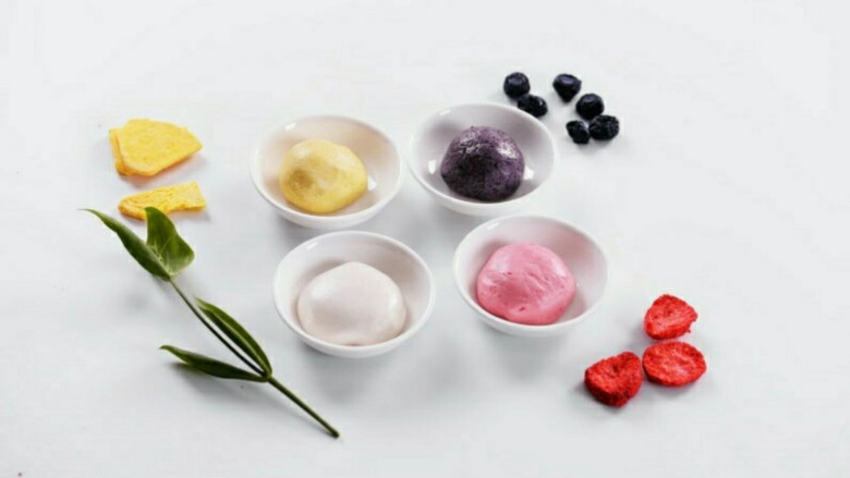 元宵节教你做萌萌哒猫爪汤圆,3、将剩余的120g糯米粉均分成三份，分别与草莓粉、南瓜粉和蓝莓粉加温水和成面团；