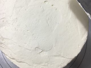 水果奶油蛋糕,再粗略地抹平蛋糕的表面