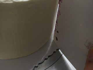 水果奶油蛋糕,还是轻轻靠在蛋糕壁上，成45度角刮几圈