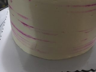 水果奶油蛋糕,不规则地沾到点色彩