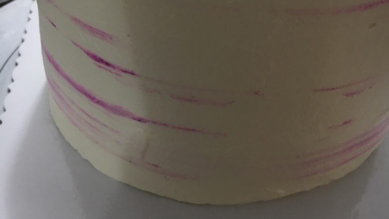 水果奶油蛋糕,不规则地沾到点色彩