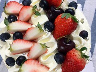 水果奶油蛋糕,最后就是在上面装饰水果了，草莓切开，正反着错落放置，再看看空隙里放上几颗蓝莓