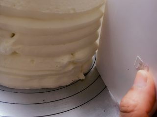 水果奶油蛋糕,刮刀隆重登场啦，向身体侧倾斜45度角，轻轻靠在蛋糕壁上