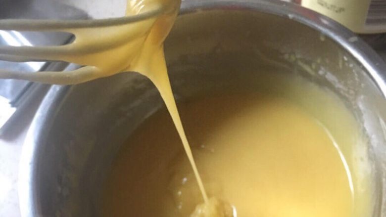 迷彩玛德琳,把黄油倒入面糊中，搅拌均匀，可以顺利流下