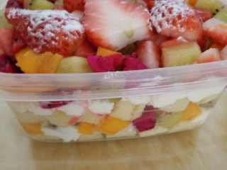 缤纷水果蛋糕盒子,上面摆几瓣草莓撒点糖粉装饰一下。