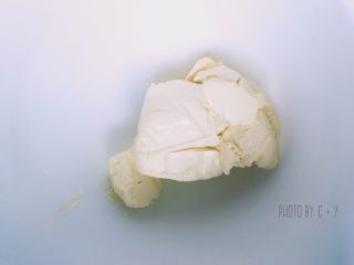 半熟芝士挞（快手版）,软化的奶油奶酪加入细砂糖，高速打发。