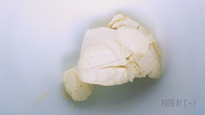 半熟芝士挞（快手版）,软化的奶油奶酪加入细砂糖，高速打发。