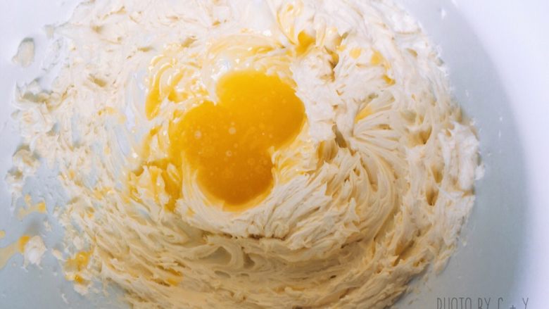 半熟芝士挞（快手版）,打发蓬松呈羽毛状的时候加入融化的黄油继续打发。