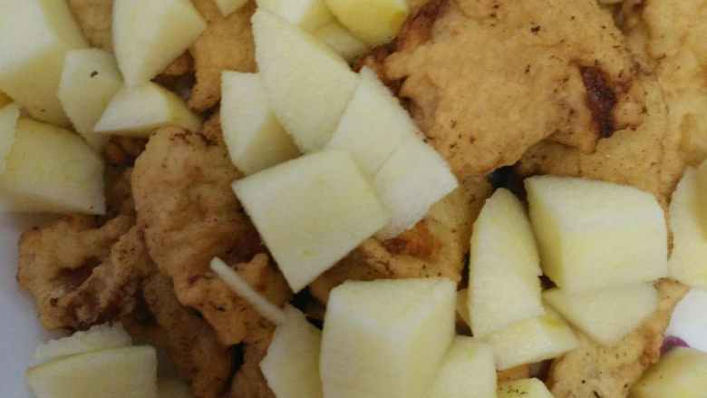 苹果咕咾肉,放油锅炸到两面金黄，加一点苹果块或者菠萝块