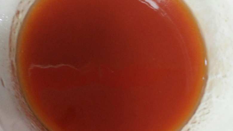 苹果咕咾肉,调一碗汁，番茄酱加一点点<a style='color:red;display:inline-block;' href='/shicai/ 715'>白醋</a>，一勺白糖，这个汁可以根据自己的口味调，喜欢酸的就多加点番茄酱，喜欢甜的就多加一点糖。