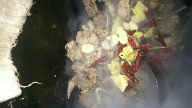红烧野鸡,锅烧热加油，放入鸡块煸炒，再加入料头