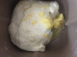 豆沙卷面包,半小时后再加入黄油再设置30分钟和面程序