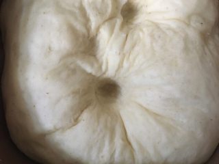 豆沙卷面包,面包机设置发酵程序，发酵至原来的两倍大，用手指按出小洞，不回缩，不塌陷就表示发酵好了