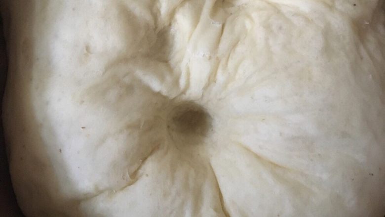 豆沙卷面包,面包机设置发酵程序，发酵至原来的两倍大，用手指按出小洞，不回缩，不塌陷就表示发酵好了
