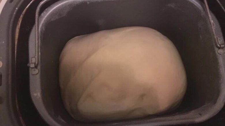 丹麦手撕包,发酵至两倍大，面团发酵期间，把包裹黄油放进保鲜袋擀成四方形的薄片，冷藏备用