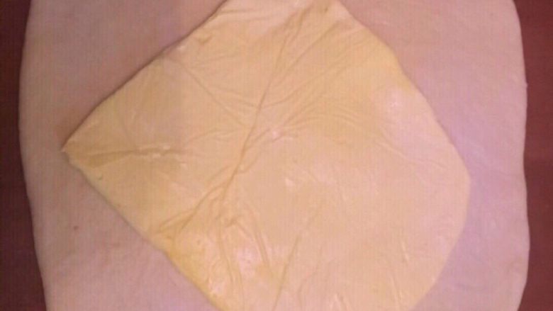 丹麦手撕包,拿出面片擀成比黄油大一倍的正方形，能把黄油包裹住