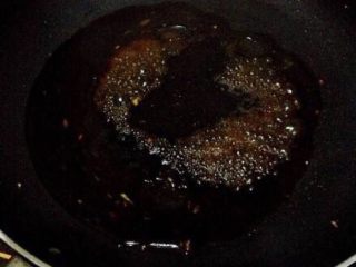 泰式柠檬烤鱼,原油锅 小火加入生抽 蚝油 少许清水煮成酱汁