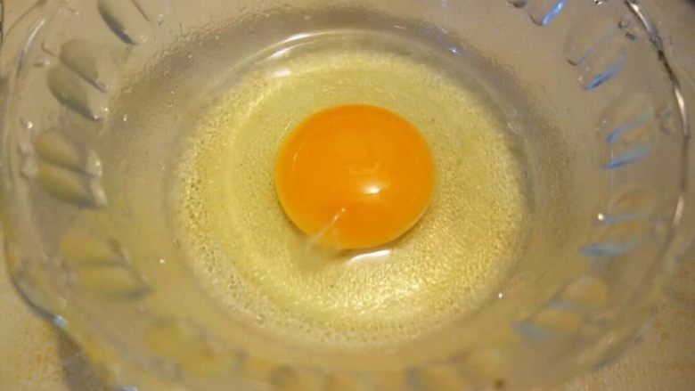 漩涡水波蛋早餐,把鸡蛋完整地打在碗里