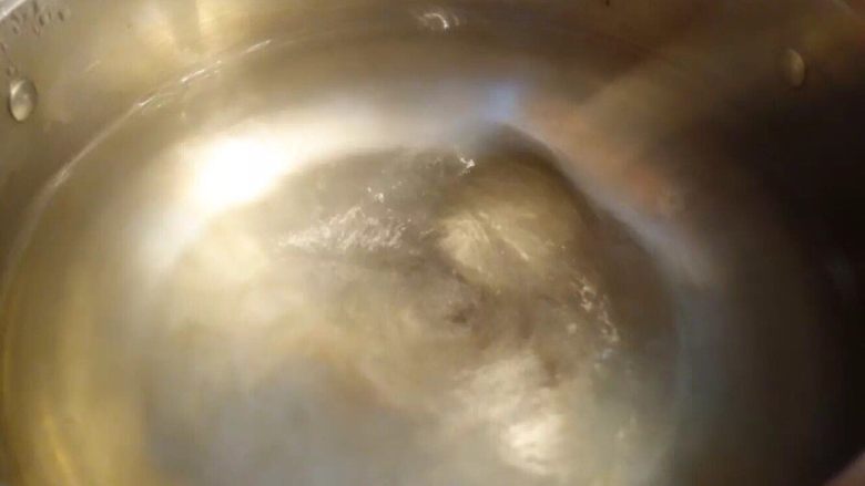 漩涡水波蛋早餐,用一个深锅装尽量多的水，煮沸，加入<a style='color:red;display:inline-block;' href='/shicai/ 715'>白醋</a>和盐，用勺子不断搅拌，形成一个旋涡。