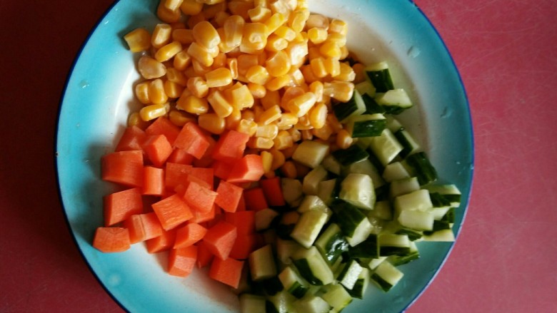 五彩鸡丁,然后黄瓜和胡萝卜也切成丁。