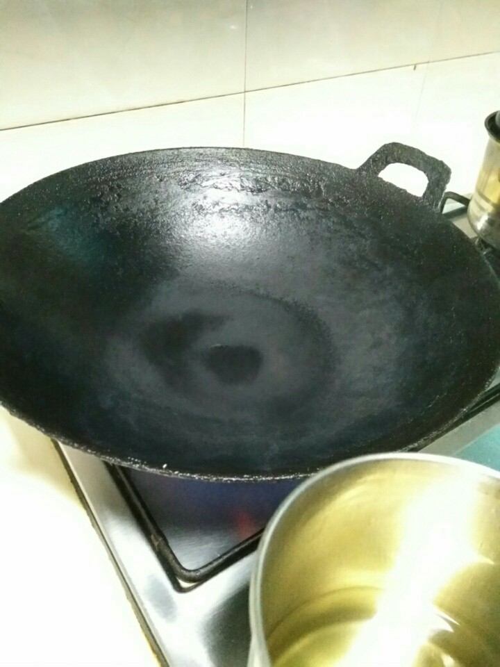 五彩鸡丁,这时候准备下锅了。记住，必须热锅冷油。