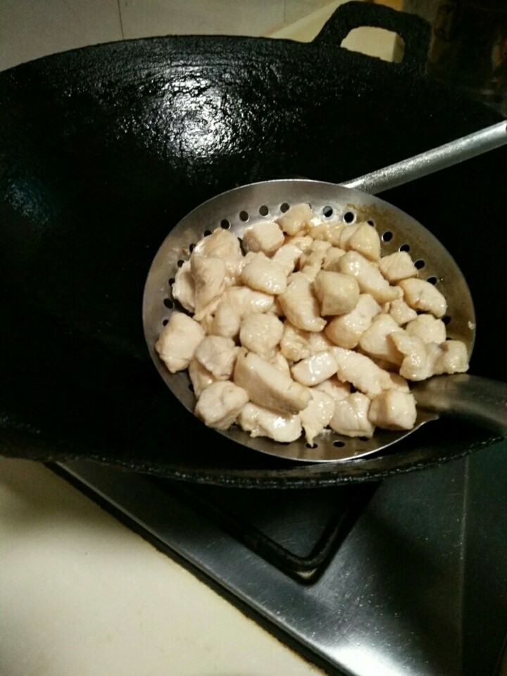 五彩鸡丁,然后用漏勺捞起沥油，这时锅内留少许底油。