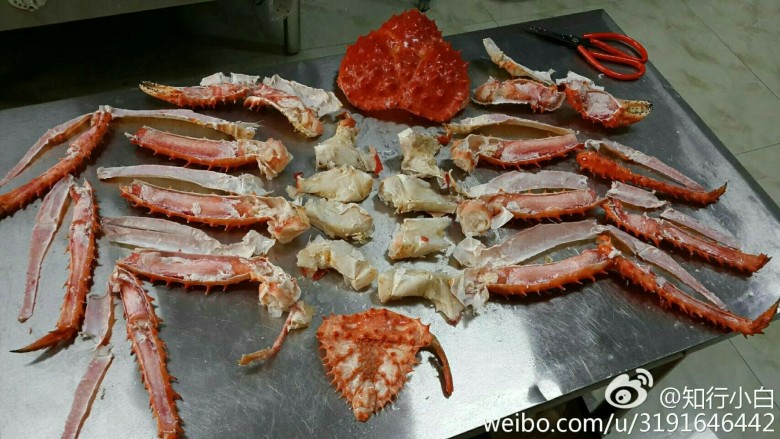 豉油皇蒸帝王蟹,逐个剪去背面的壳，便于食用蟹肉。