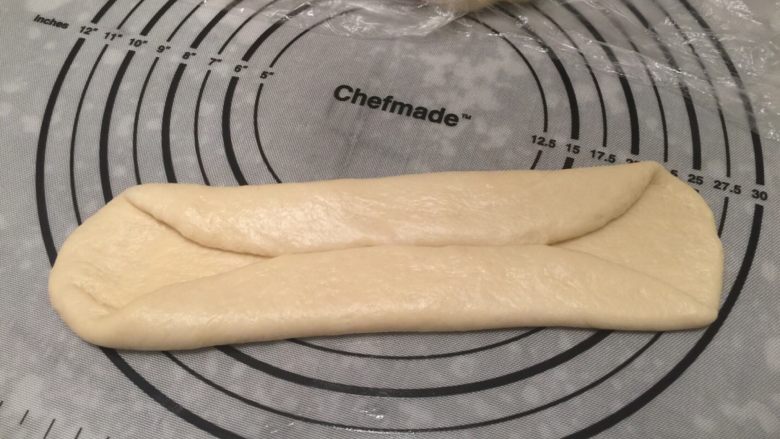 原味/培根芝士吐司,原味吐司做法：取1小份面团，擀成椭圆形，两边对折