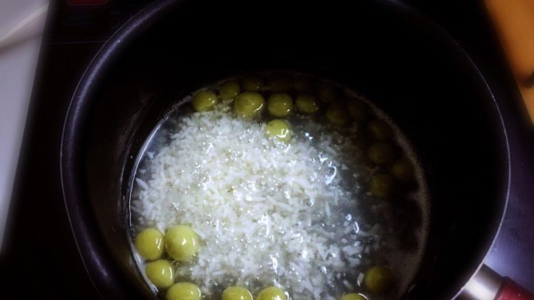 香兰珍珠米酒汤圆,煮开后，香兰糯米团下入锅中，直到煮熟。