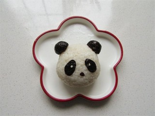 熊猫杯子减肥便当,将熊猫耳朵安在头部主体饭团上，并粘上眼睛嘴巴部分