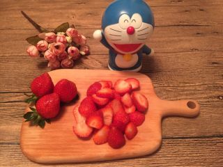 【独家】草莓拿破仑,这个时候，我们可以把草莓切片。