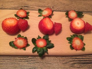 【独家】草莓拿破仑,挑出三枚大的草莓按1/3比例切开。