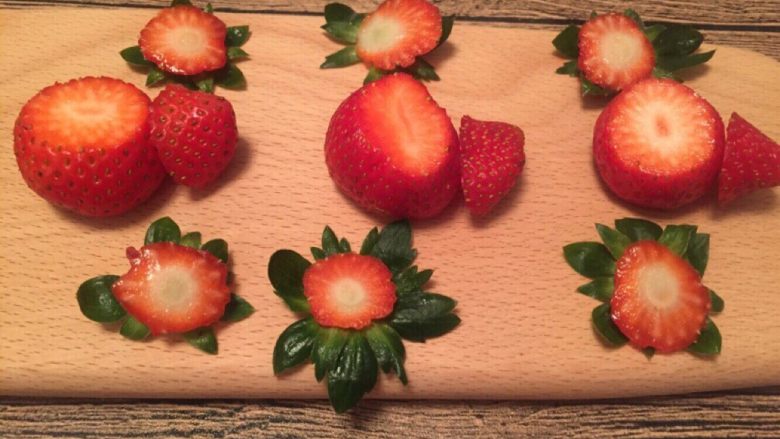 【独家】草莓拿破仑,挑出三枚大的草莓按1/3比例切开。
