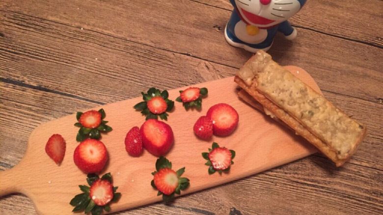 【独家】草莓拿破仑,奶油打发好，饼皮也烤好放凉。