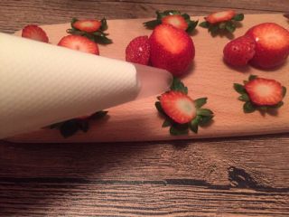 【独家】草莓拿破仑,裱花袋装入奶油。