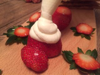 【独家】草莓拿破仑,顺手挤几个草莓人装饰用。