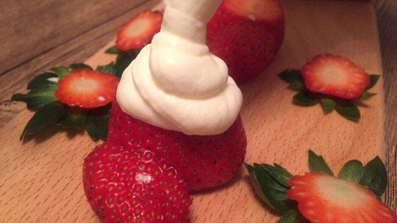 【独家】草莓拿破仑,顺手挤几个草莓人装饰用。