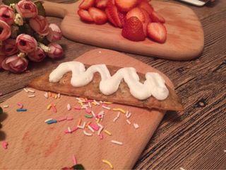 【独家】草莓拿破仑,一块饼皮，涂一层奶油。