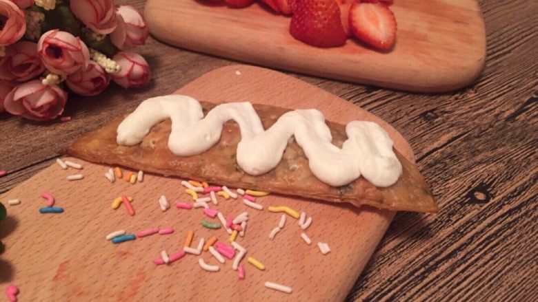 【独家】草莓拿破仑,一块饼皮，涂一层奶油。