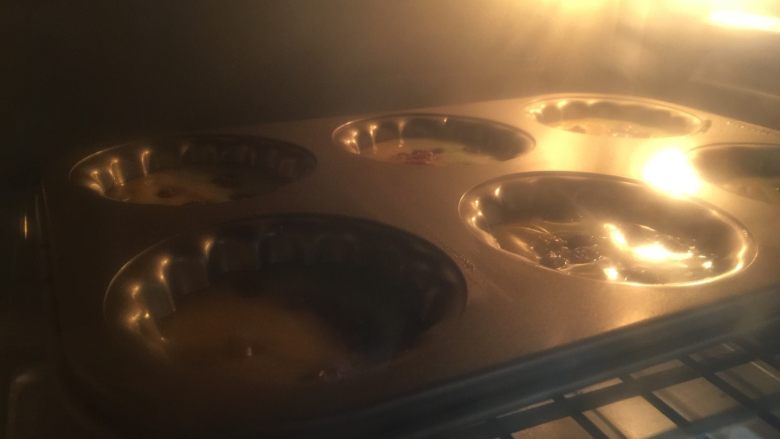 淡奶油蜜豆玛德琳,烤箱提前5分钟预热，上火176度，小火172度，中层，17分钟。