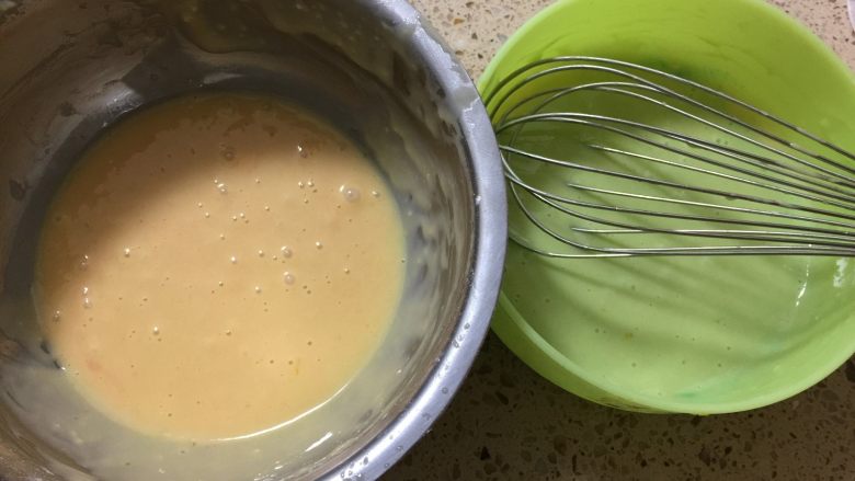 淡奶油蜜豆玛德琳,拌好的面糊分成大约两份，一份倒入适量抹茶粉拌匀。