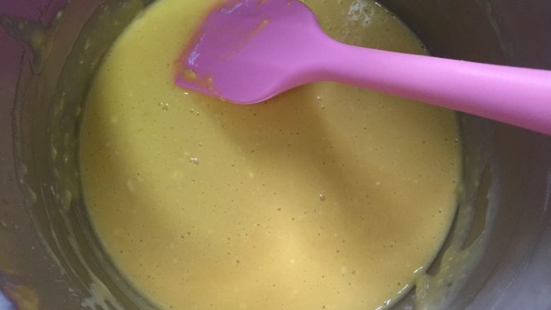 淡奶油蜜豆玛德琳,倒入溶化好的黄油再次翻拌均匀。