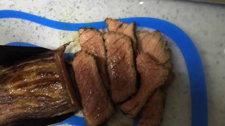 泰式生牛肉沙拉,这时，把静置好的牛肉切片，可以看到大概不超过六分熟
