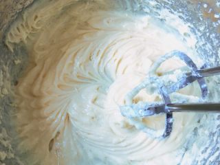 栗子慕斯,奶油芝士加入白砂糖，稍稍加热融化，用打蛋器搅匀