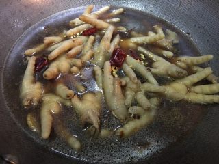 「吃货久久」红烧凤爪香菇,鸡爪变色后倒入水 与鸡爪齐平即可 倒入调汁炒匀