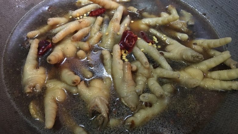 「吃货久久」红烧凤爪香菇,鸡爪变色后倒入水 与鸡爪齐平即可 倒入调汁炒匀