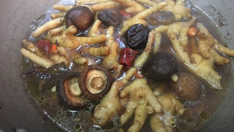 「吃货久久」红烧凤爪香菇,水稍开时倒入香菇 