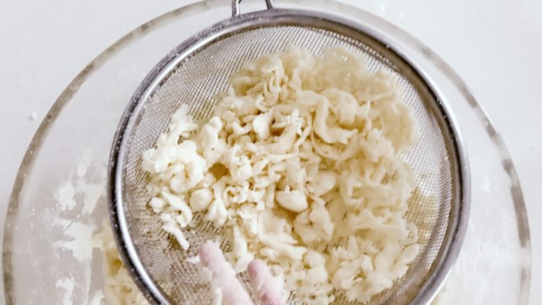 宝宝辅食：鲜虾平菇面疙瘩汤-10M ,然后过筛下，把干粉筛下去，这样等会加入水中就不会变成面糊糊了。