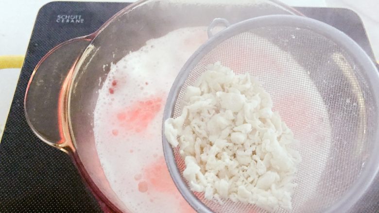 宝宝辅食：鲜虾平菇面疙瘩汤-10M ,再次烧开，加入小面疙瘩，用筷子或木勺不断搅拌，如果表面泡沫较多，可以用勺子撇掉一些。等面疙瘩煮开3分钟左右可以转成小火。